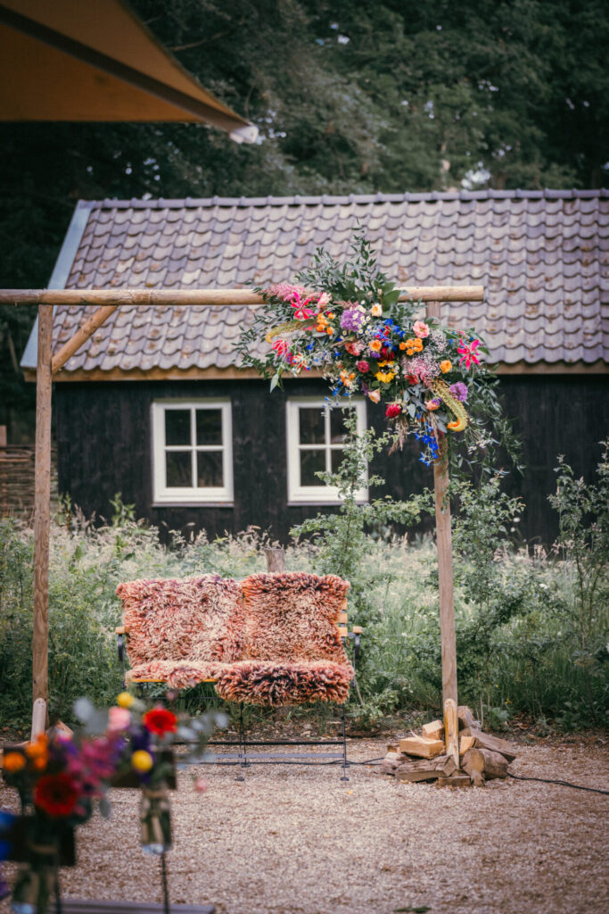 Bloemenboog voor een schuur, klaar voor de ceremonie