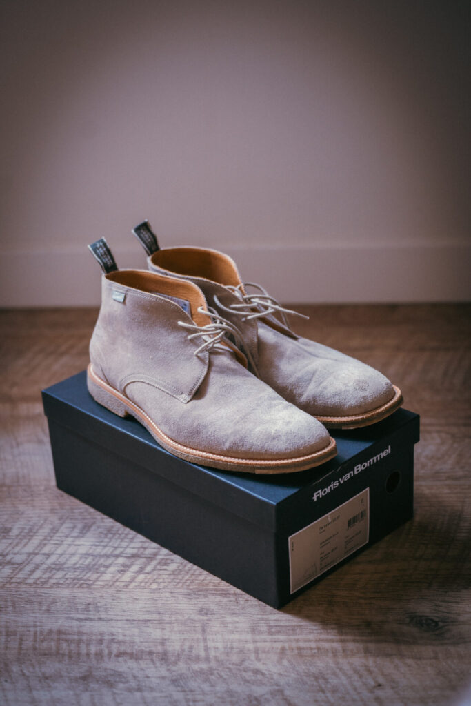 Schoenen van de bruidegom op een doos, klaar voor de dag