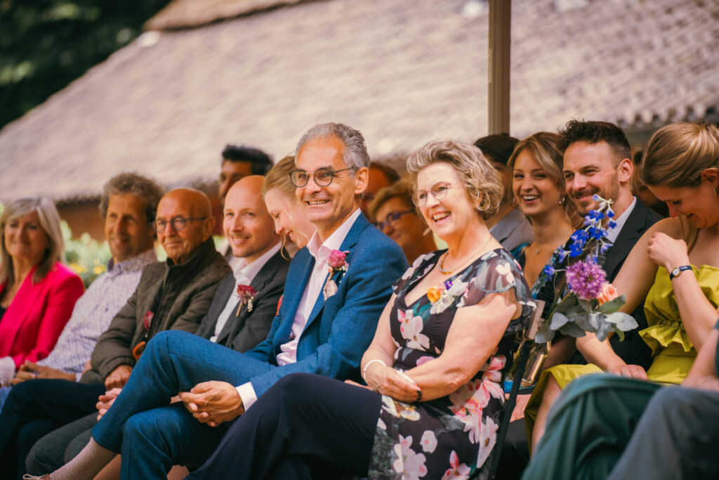 Gasten kijken toe vanaf hun stoel tijdens de ceremonie