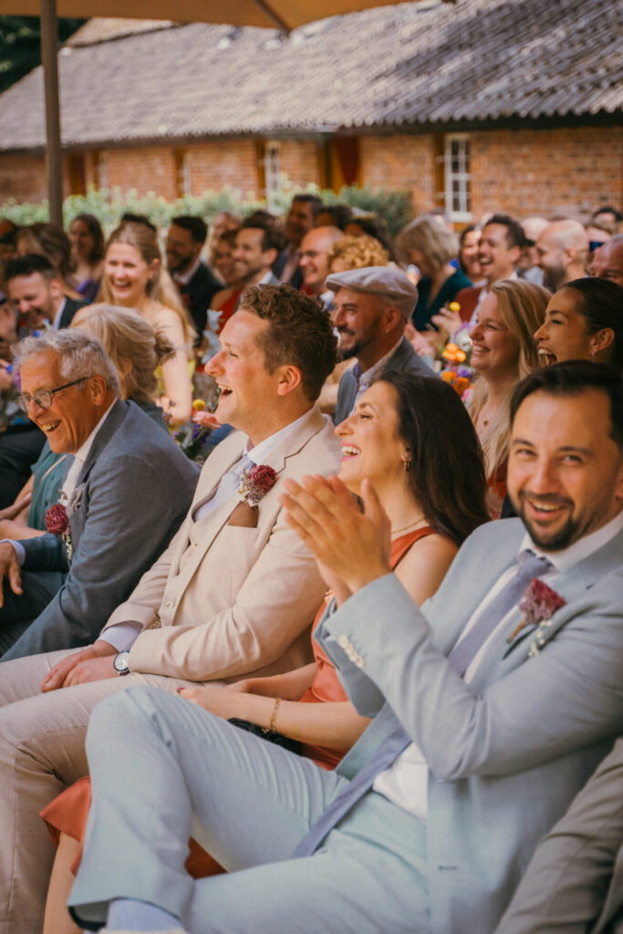 Gasten applaudisseren tijdens de ceremonie