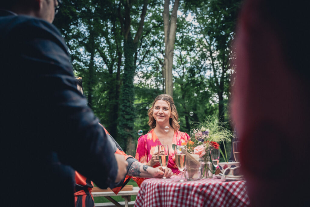 Gaste aan een feestelijk gedekte tafel buiten