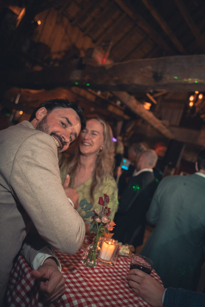 Omhelzing op de dansvloer tijdens het avondfeest