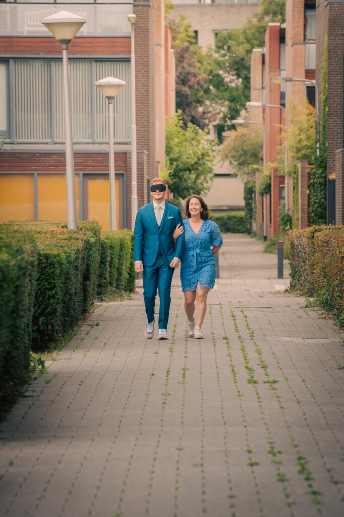 Bruidspaar loopt samen over een pad naar de camera toe